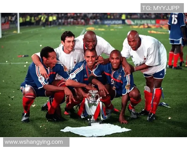 当足球明星邂逅超模的华丽人生与爱情交响曲